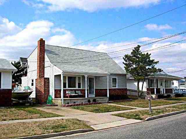 204 SHERIDAN PLACE, Brigantine - Single Family - FOUR OR FIVE BEDROOM HOME WITH FAMILY ROOM, UTILITY ROOM, EAT-IN KITCHEN, 2 BATHS. FEATURES A 1ST FLOOR BEDROOM. ECONOMICAL OIL HEAT.  PROPERTY  CONVENIENTLY LOCATED CLOSE TO BEACH, BAY AND GOLFCOURSE(SEE ARIEL VIEW).  OWNER SAYS SUBMIT ALL OFFERS, SUBJECT TO BANK APPROVAL.