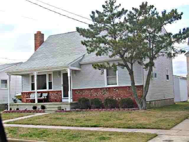 204 SHERIDAN PLACE, Brigantine - Single Family - FOUR OR FIVE BEDROOM HOME WITH FAMILY ROOM, UTILITY ROOM, EAT-IN KITCHEN, 2 BATHS. FEATURES A 1ST FLOOR BEDROOM. ECONOMICAL OIL HEAT.  PROPERTY  CONVENIENTLY LOCATED CLOSE TO BEACH, BAY AND GOLFCOURSE(SEE ARIEL VIEW).  OWNER SAYS SUBMIT ALL OFFERS, SUBJECT TO BANK APPROVAL.