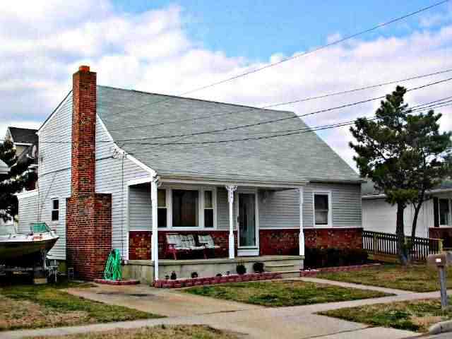 204 SHERIDAN PLACE, Brigantine - Single Family - FOUR OR FIVE BEDROOM HOME WITH FAMILY ROOM, UTILITY ROOM, EAT-IN KITCHEN, 2 BATHS. FEATURES A 1ST FLOOR BEDROOM. ECONOMICAL OIL HEAT.  PROPERTY  CONVENIENTLY LOCATED CLOSE TO BEACH, BAY AND GOLFCOURSE(SEE ARIEL VIEW).  OWNER SAYS SUBMIT ALL OFFERS, SUBJECT TO BANK APPROVAL.